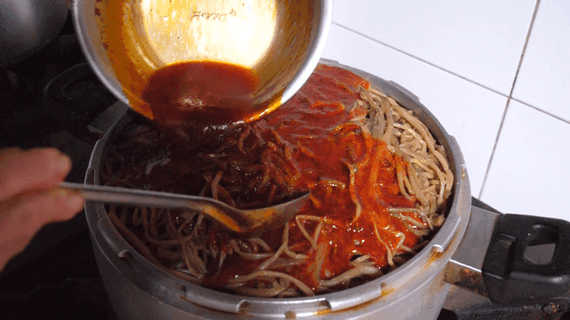 한국 매운 소스를 붓어진 삶은 고구마순