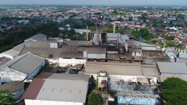 연기가 나는 굴뚝이 보이는 도시의 산업단지