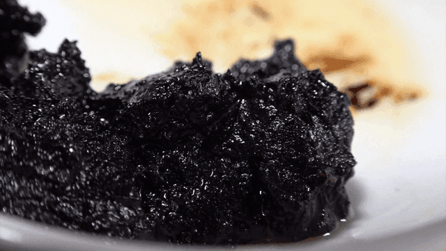 흰 접시에 담긴 진한 검은색 춘장