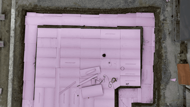 핑크색 단열재가 있는 건설 현장