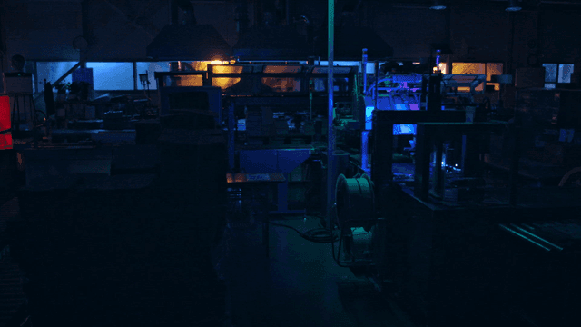 기계가 있는 어두운 공장