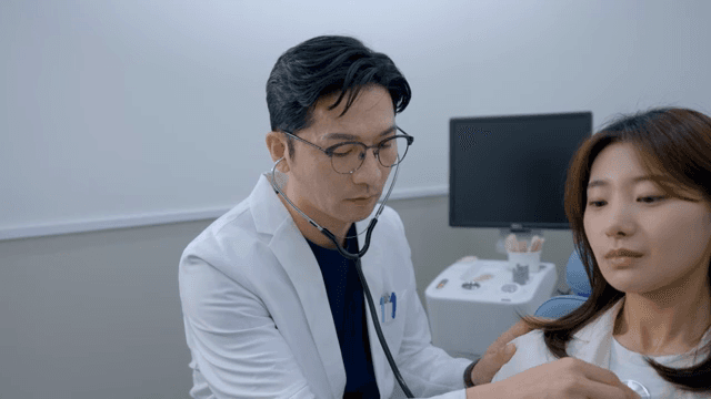 의사가 청진기로 환자를 진찰하는 모습