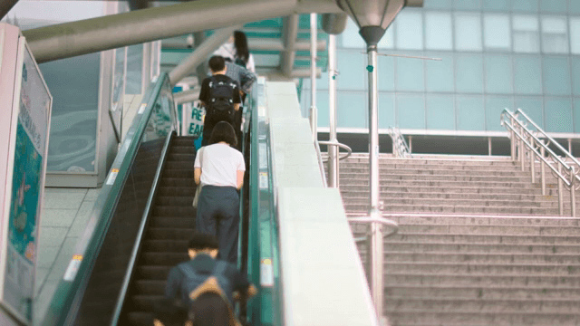 에스컬레이터를 이용하는 사람들