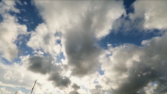 파란 하늘을 가로지르는 흐린 구름