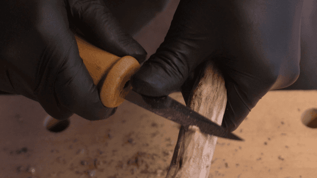 정교하게 나무를 조각하는 손