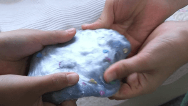 실내에서 컬러풀한 슬라임을 가지고 노는 아이들