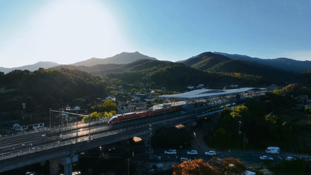 기차가 호수 위의 다리를 건너는 장면