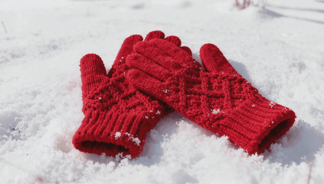 신선한 눈 위에 놓인 빨간 장갑