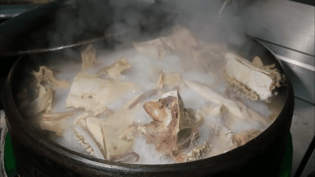 냄비에서 끓고 있는 소뼈
