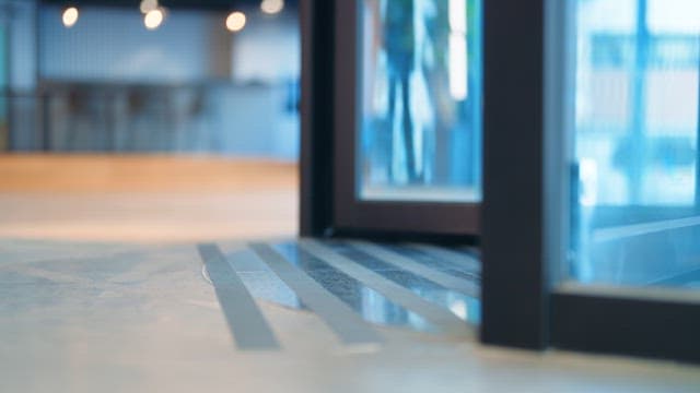 회전문을 통해 들어오는 사람