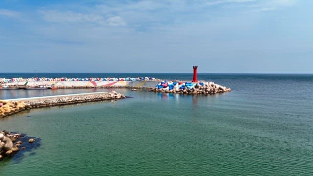 빨간 등대가 있는 잔잔한 바다