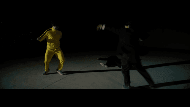 두 남자의 야간 무술 장면