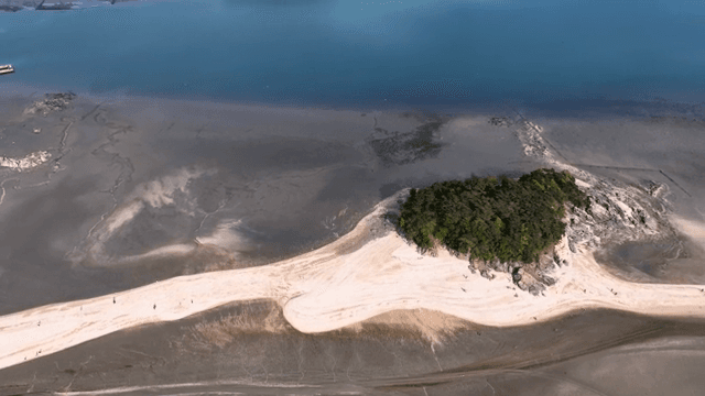 모래길이 있는 해안 지역