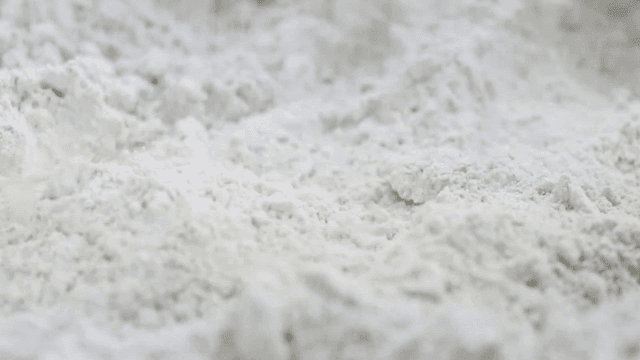 위에서 떨어지는 메밀가루