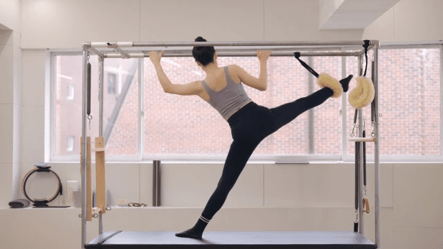 캐딜락에서 운동하는 여성