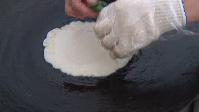 무쇠팬에서 부치는 전