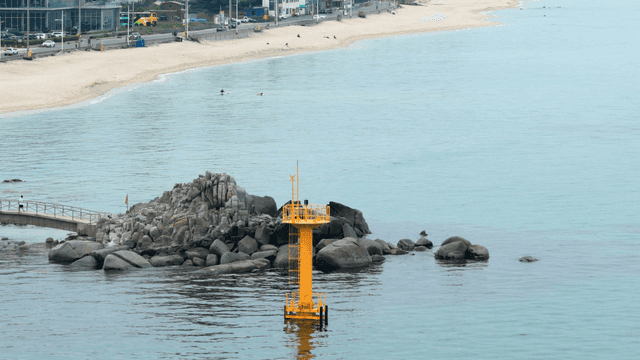 노란 등대가 있는 해안 풍경