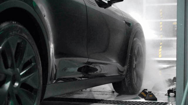 자동 세차장에서 세차 중인 자동차