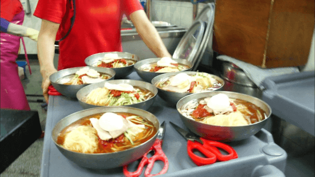 주방에서 서빙되는 한국 밀면