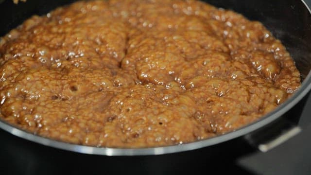 뜨거운 팬에 초콜릿을 녹이는 모습