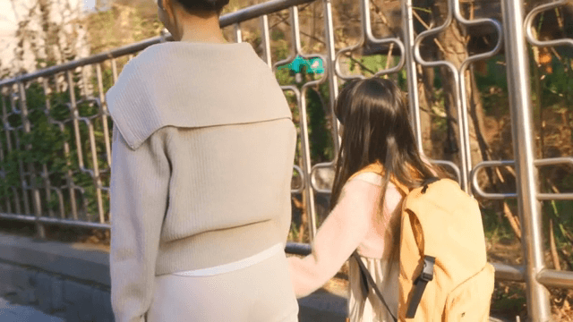 엄마와 함께 하교하는 아이