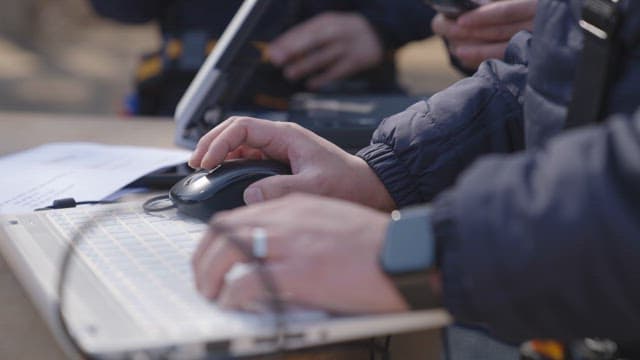 노트북을 사용해 무언가를 조사 중인 전문가들