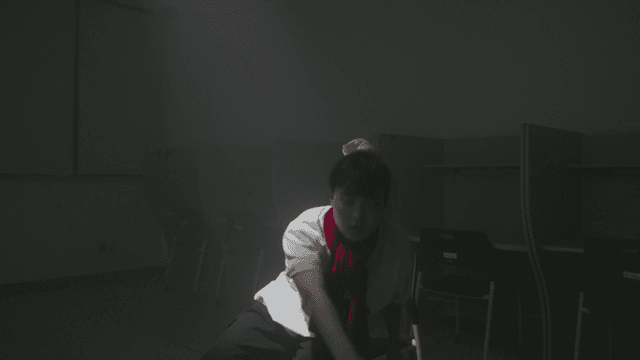 침침한 독서실 안에서 즉흥적으로 춤을 추는 소녀