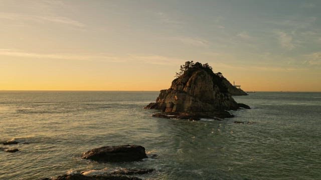 광활한 바다 위의 섬의 아름다운 일몰 풍경