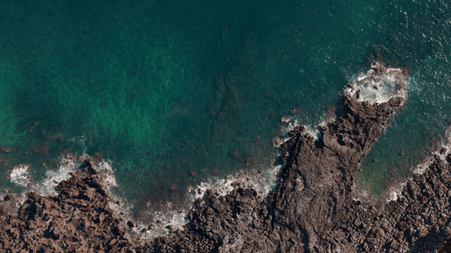 맑은 푸른 바다와 바위 해안선