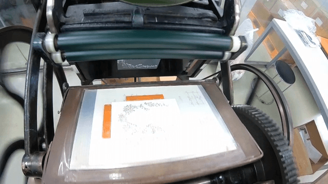 작동 중인 활판 인쇄기