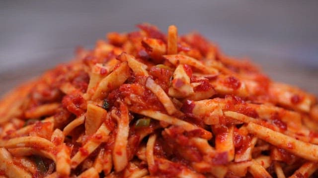 고춧가루 양념의 매운 고구마생채