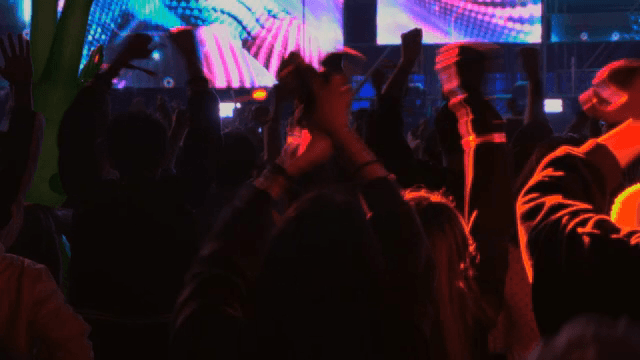 환호하는 관중과 함께하는 활기찬 콘서트