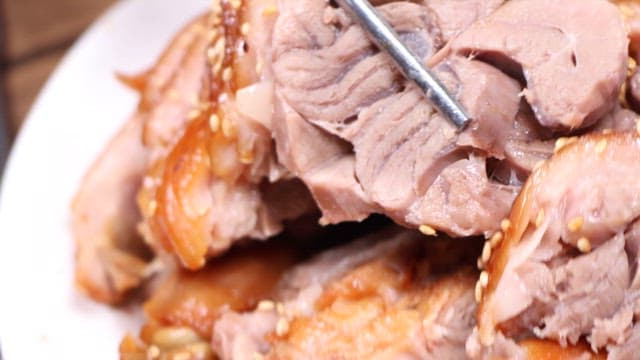 참깨가 뿌려진 먹음직스러운 돼지족발