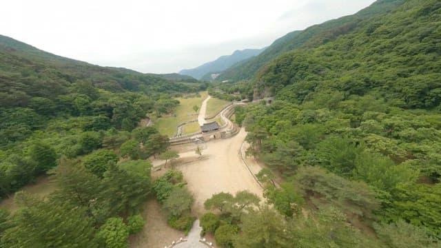 울창한 숲 속에 자리한 전통적인 건축물, 산성