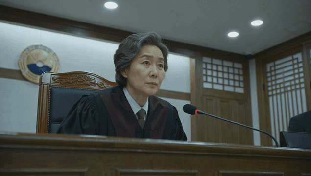 법정에서 재판을 진행하는 중년 여성 판사