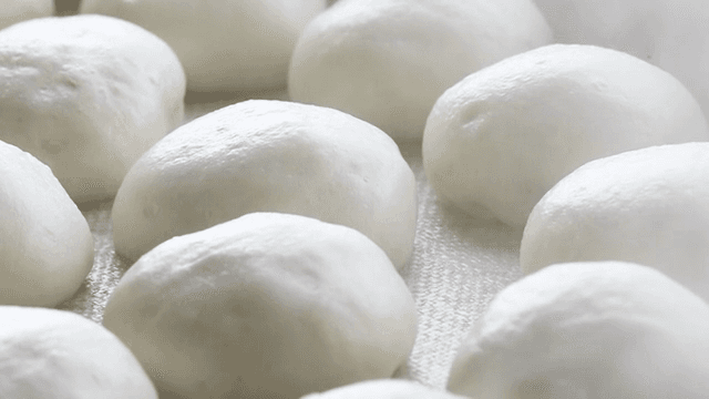 증기로 찌고 있는 찐빵