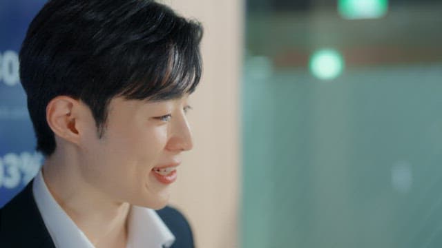 회의실에서 발표하는 남성