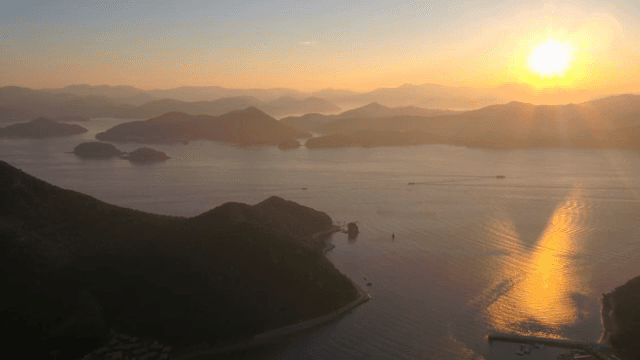 고요한 해안 풍경 위의 일몰