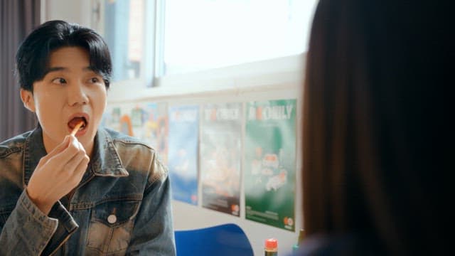 실내에서 식사를 즐기는 젊은 남성