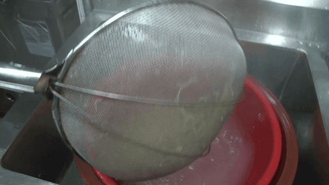 주방에서 면을 건지는 장면