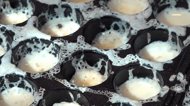 타코야키 팬에서 지글거리는 반죽