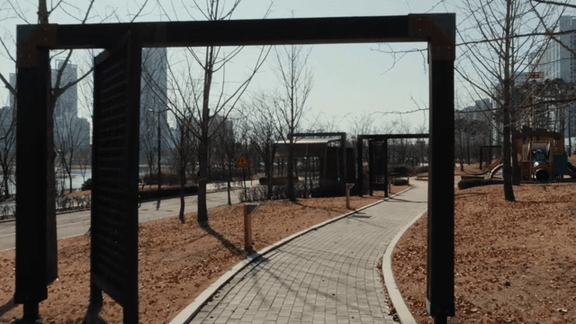 고층 빌딩이 배경인 도시 공원