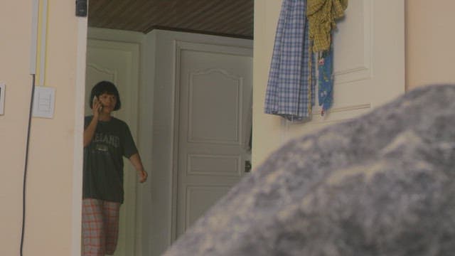 전화 통화를 하며 아늑한 방안으로 들어오는 여자