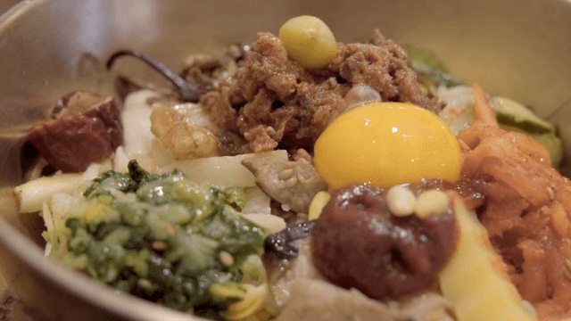 노른자가 올라간 비빔밥 한 그릇