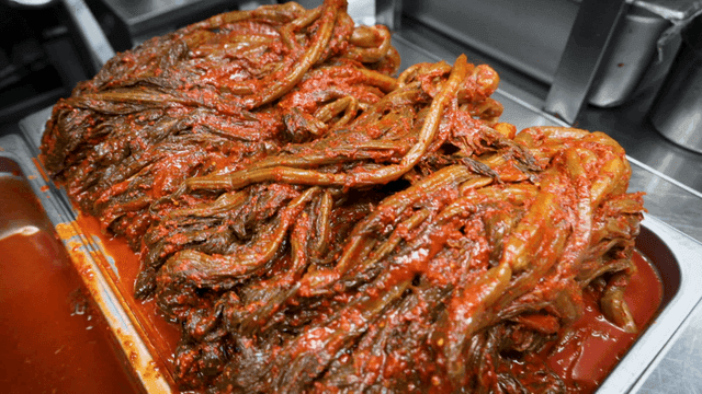 주방 스탠 트레이에 가득 담긴 빨간 갓김치