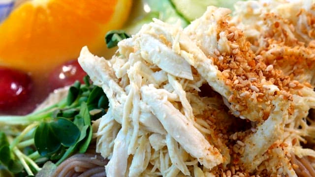 닭고기 고명이 올라간 맛있는 국수의 클로즈업 뷰