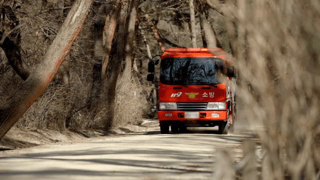 숲길을 달리는 소방차