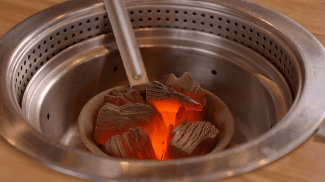 금속 그릴에서 타오르는 숯