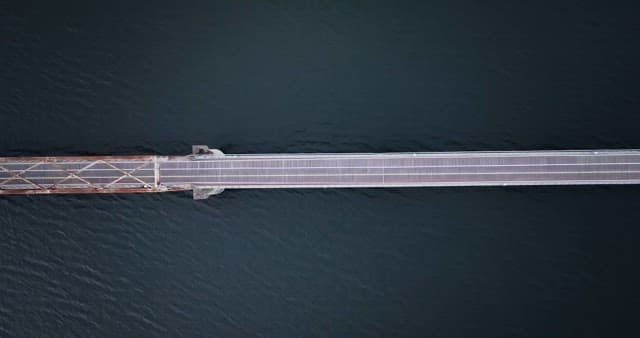 잔잔한 강 위에 놓인 다리