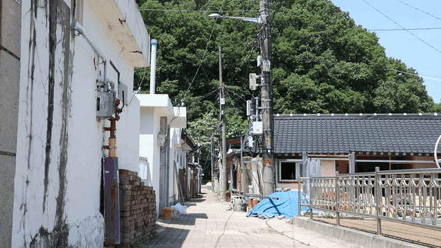 작은 마을의 조용한 골목길